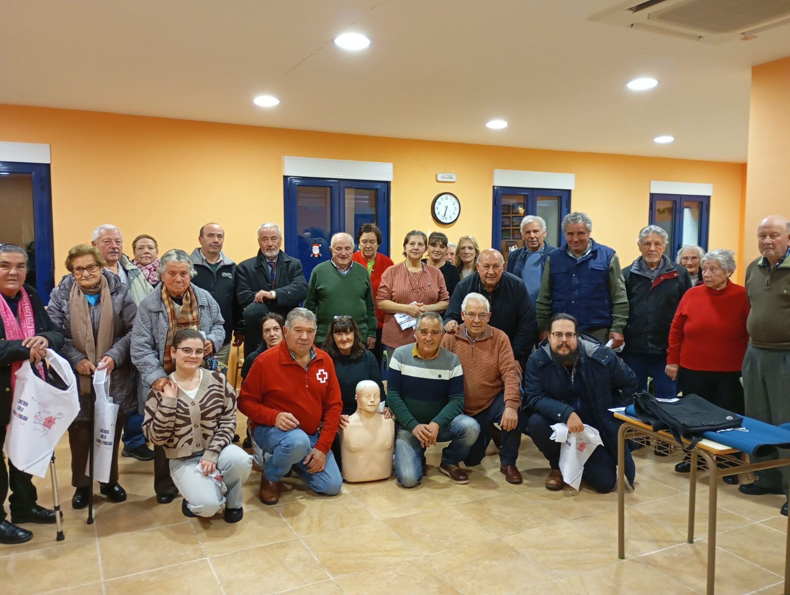 Más de una veintena de vecinos de Serradilla del Llano aprenden técnicas de reanimación con Cruz Roja