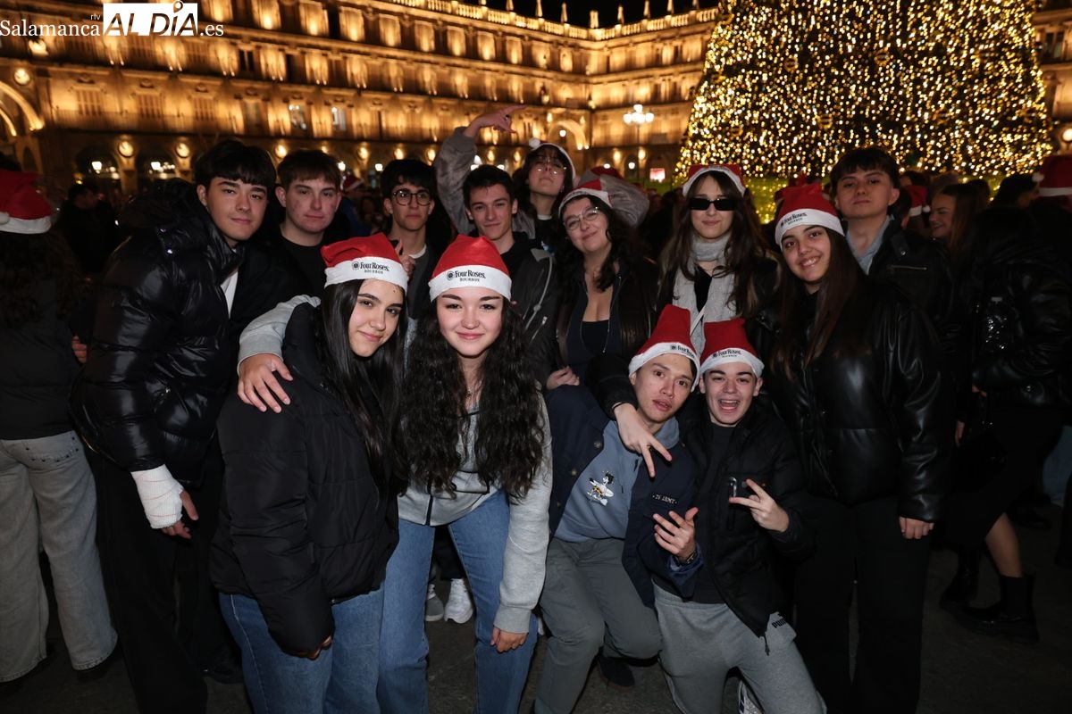 GALERÍA DE FOTOS | La desbordante alegría de los grupos de amigos en el Fin de Año Universitario de Salamanca 