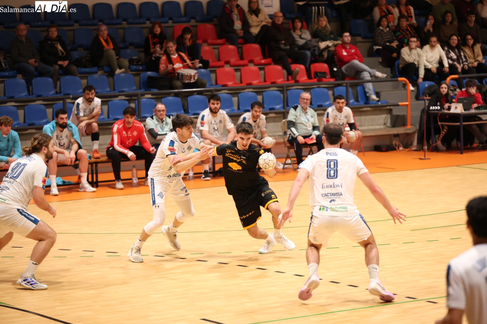 FOTOS | El BM Salamanca firma un empate meritorio con el Horizonte Atlética para decir adiós al año (33-33)