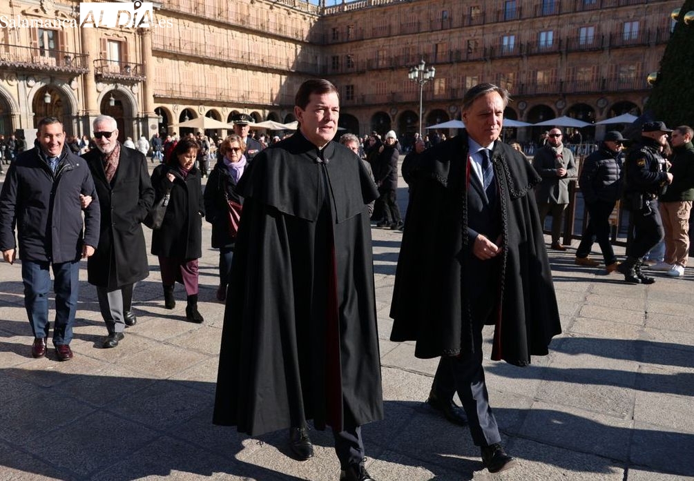Mañueco y Carbayo visten la capa charra en homenaje a Unamuno en el aniversario de su muerte 