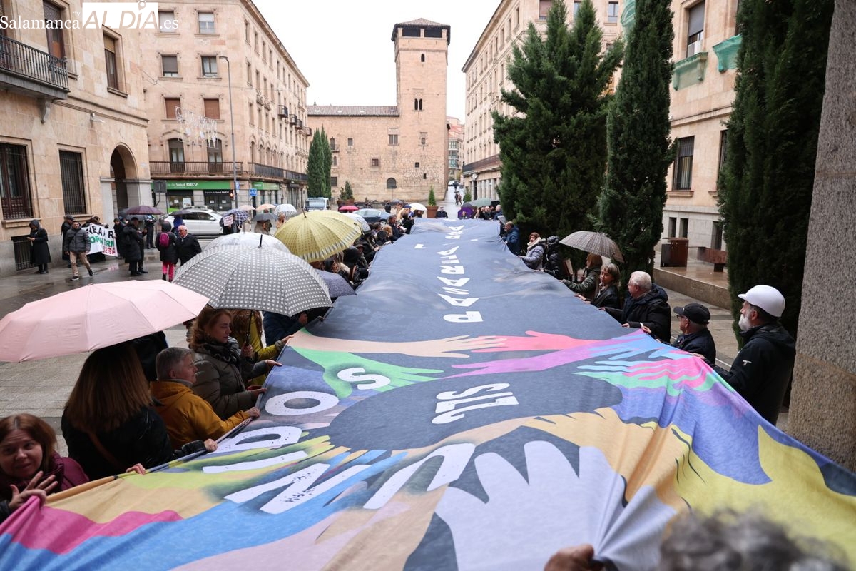 VÍDEO Y FOTOS | Abogados y arquitectos se concentran en Salamanca para exigir una pasarela al RETA justa y universal
