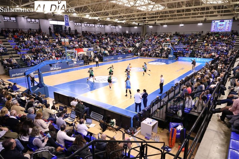 FOTOS | La afición del Perfumerías Avenida no defrauda en otro madrugón ante el Joventut y disfruta de la victoria