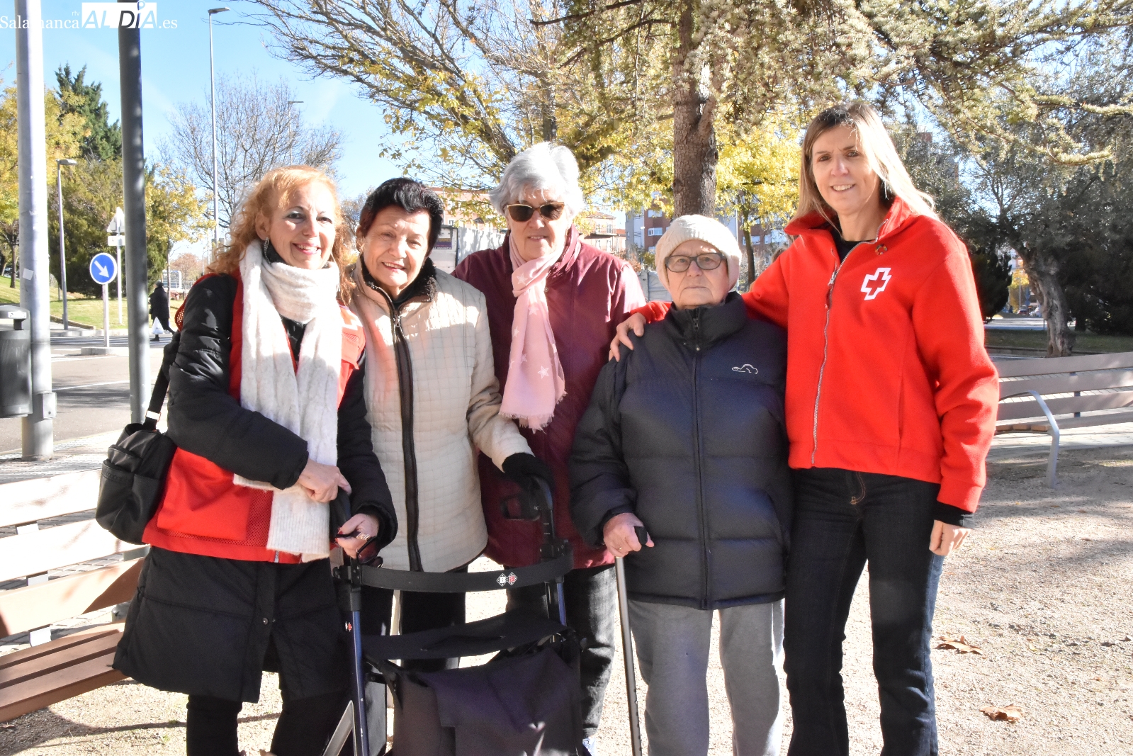 La batalla contra la soledad no deseada: Cruz Roja rescata a los mayores del aislamiento con su plan de acompañamiento