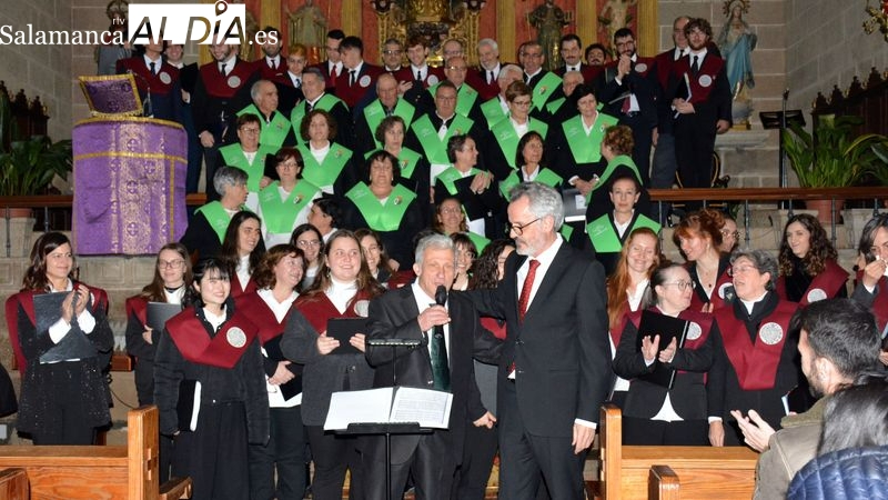 Las voces del Coro de la USAL y el Coro Popular de Lumbrales se unen en un concierto navideño