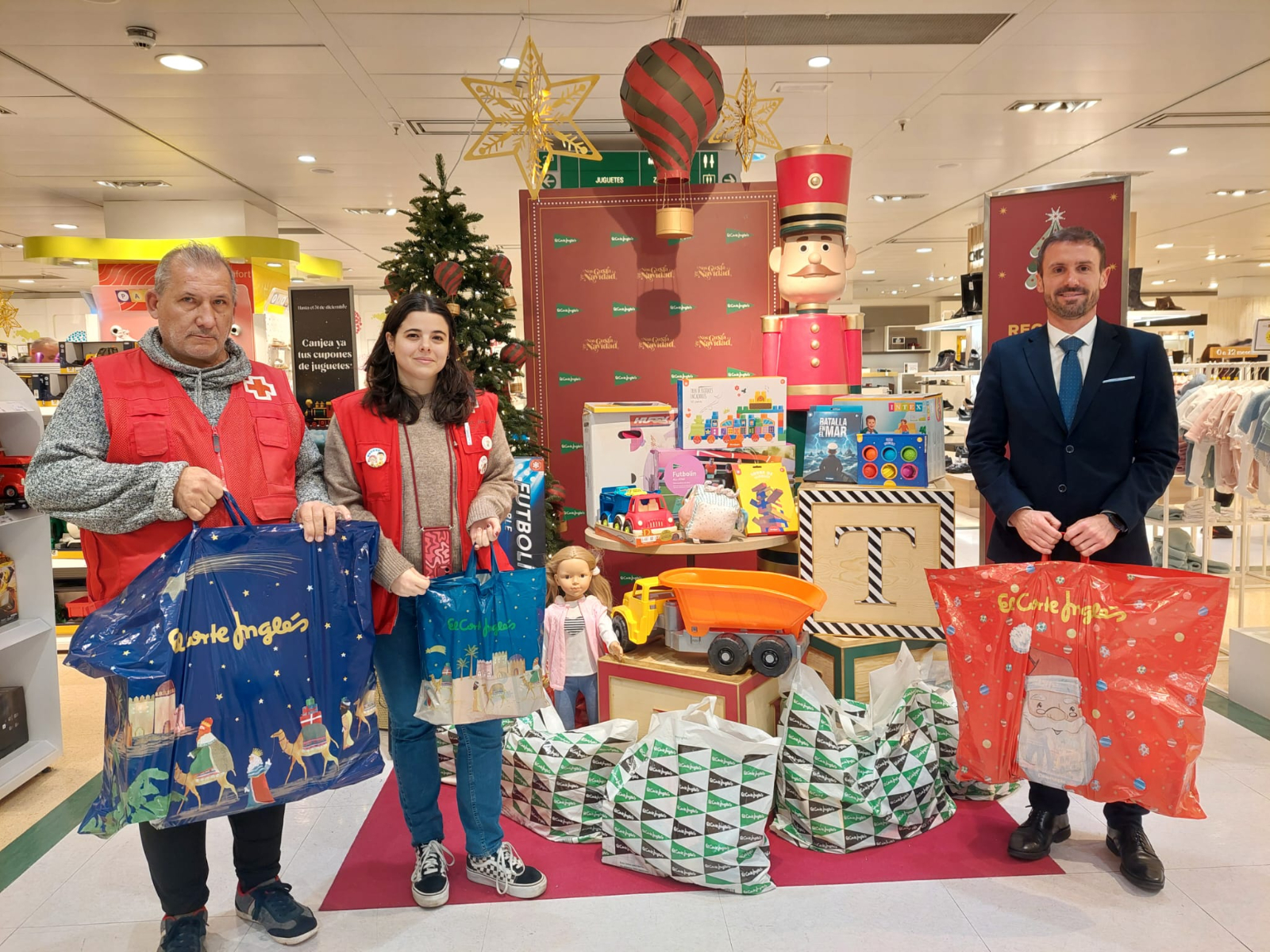 Casi mil niños de Salamanca recibirán los juguetes de la campaña de El Corte Inglés y Cruz Roja
