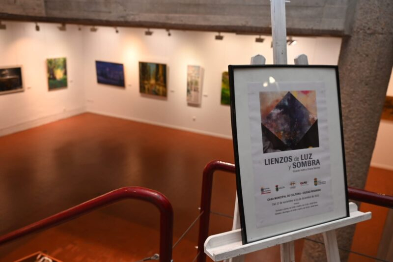 La exposición Lienzos de Luz y Sombra podrá visitarse en la Casa Municipal de Cultura hasta este domingo