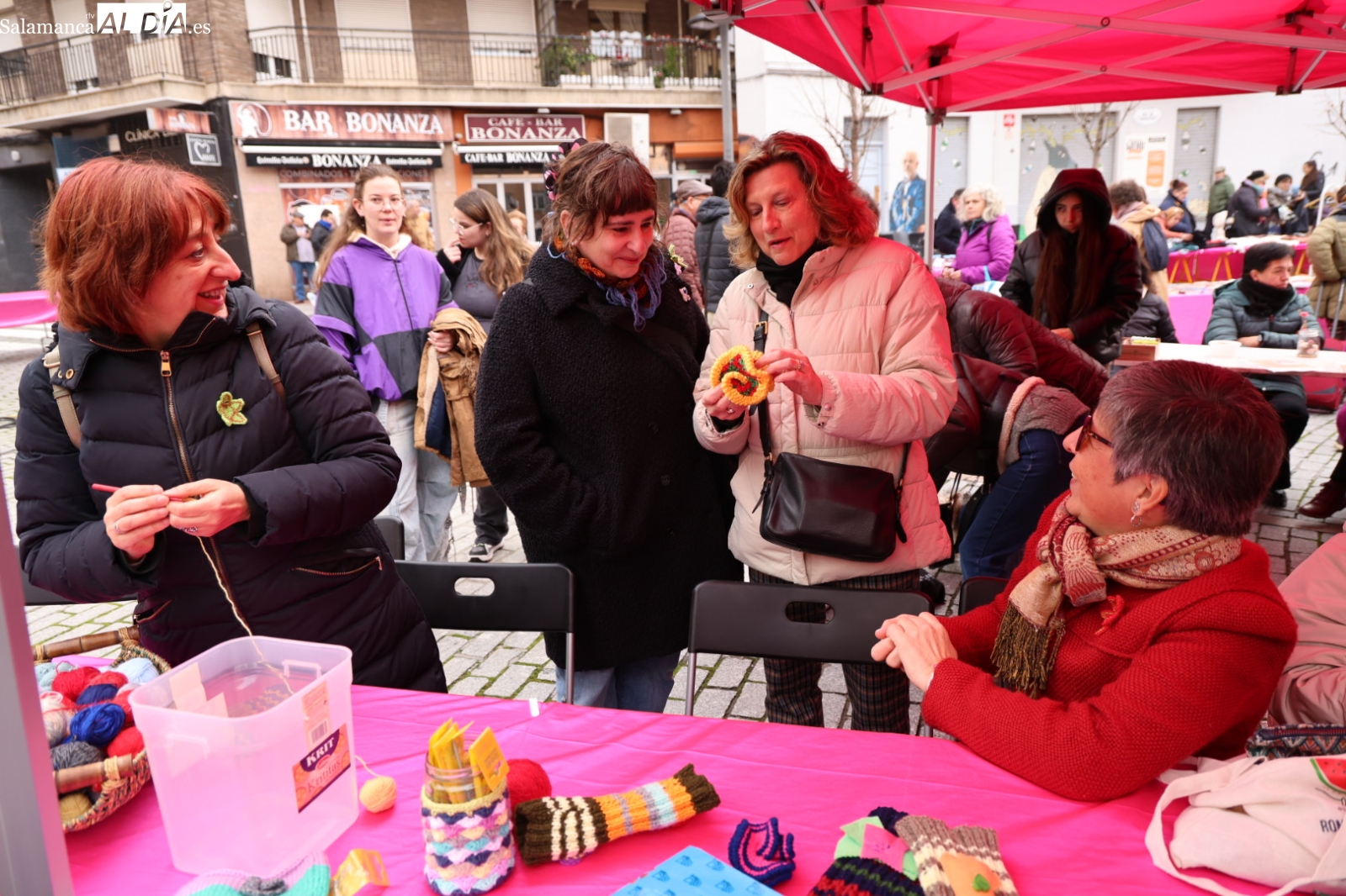 GALERÍA DE FOTOS | El dinero desaparece en la Plaza del Oeste en la feria de intercambio y sostenibilidad