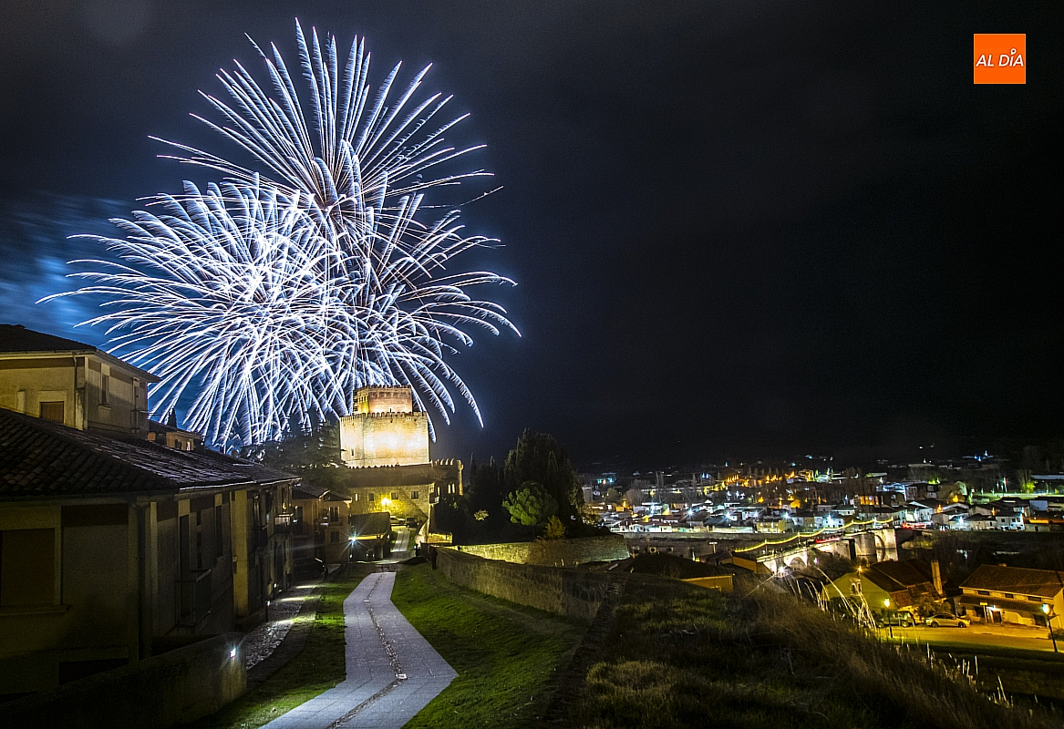 Los fuegos artificiales iluminan Ciudad Rodrigo en el Día de la Constitución