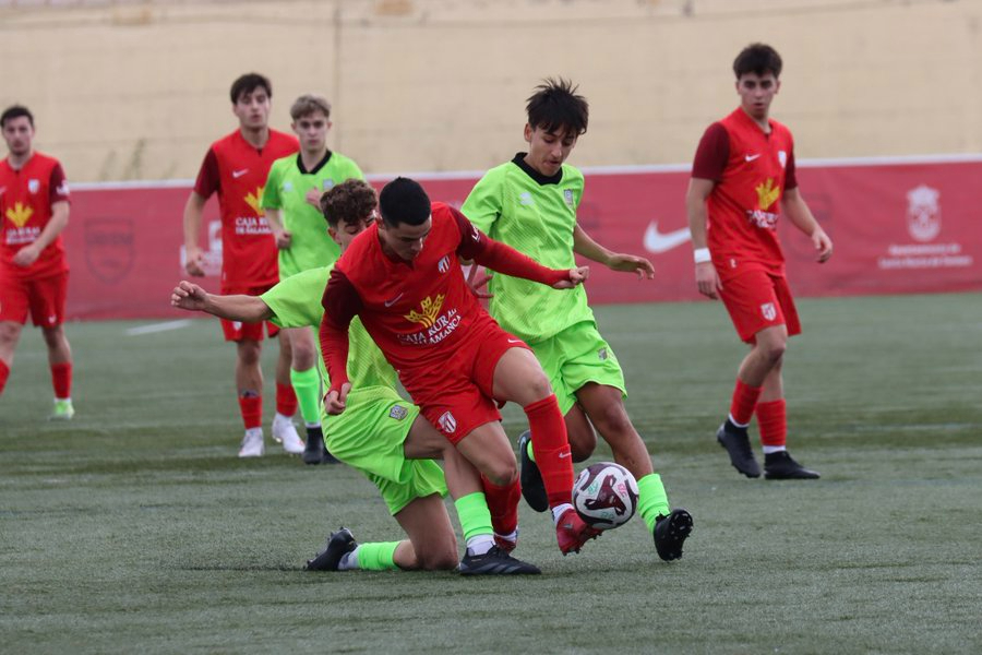 Una pelea masiva con 50 implicados empaña el Santa Marta B - Helmántico de juveniles: así es el acta del árbitro por la batalla campal