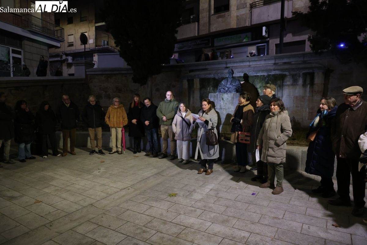 VÍDEO Y FOTOS | Flores, teatro y reivindicación: así ha sido el homenaje vecinal a Tomás Bretón en Salamanca