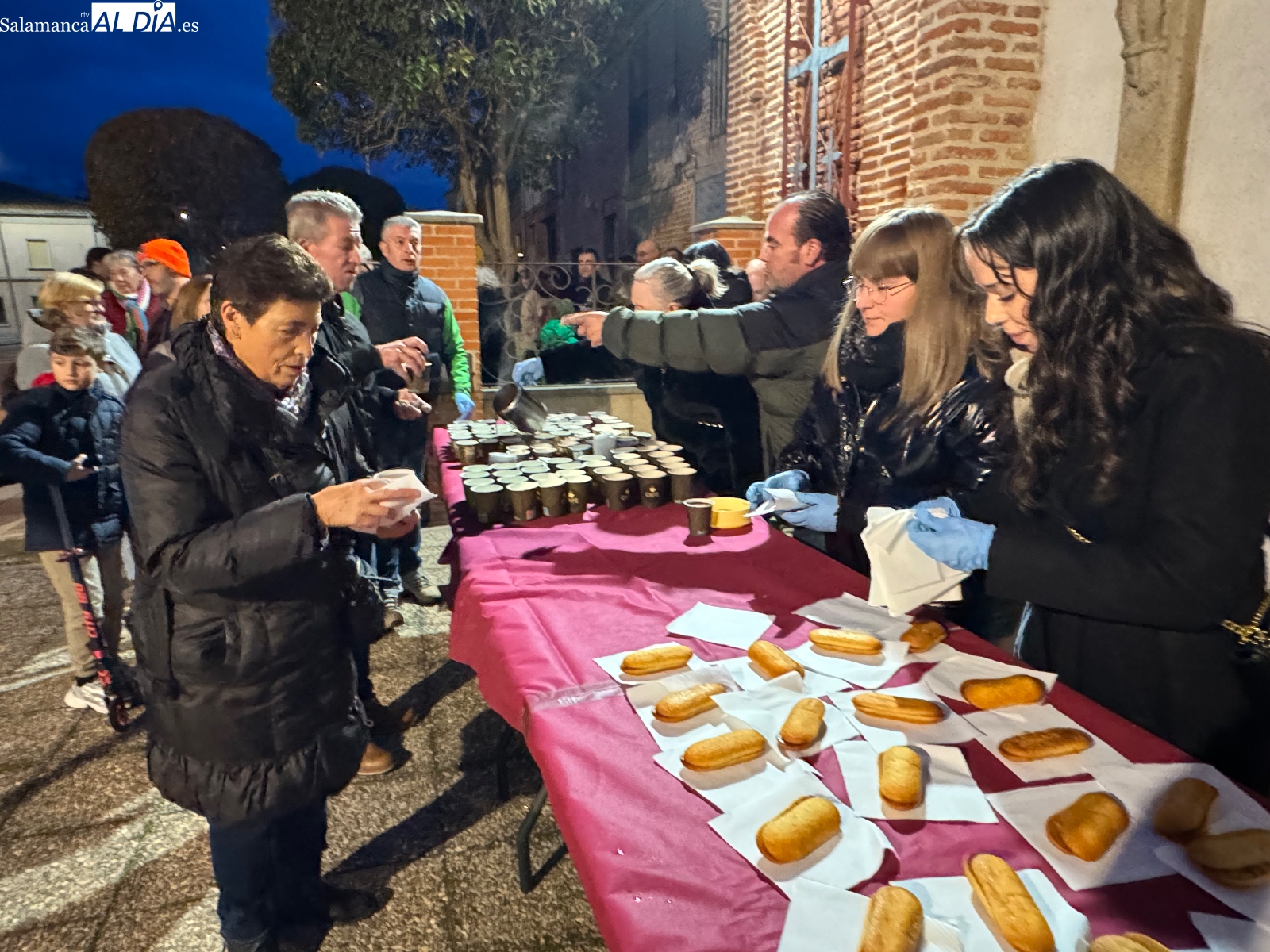Cientos de vecinos disfrutan de la tradicional chocolatada solidaria del Humilladero, con el arreglo de la ermita como objetivo