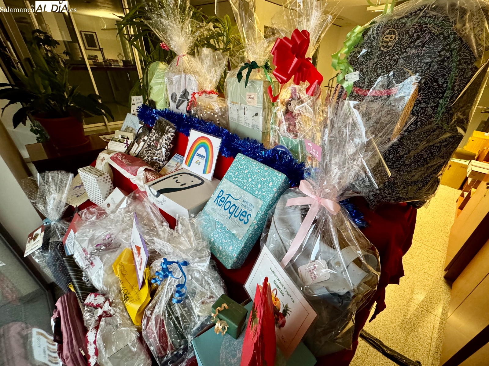 La gran cesta navideña del comercio ya se expone en el Ayuntamiento con una buena acogida y 4.000 tickets repartidos