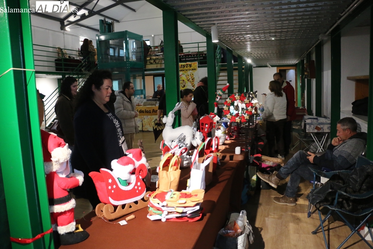 Vitigudino inaugura la Navidad con un mercadillo con 16 expositores y una buena afluencia de público