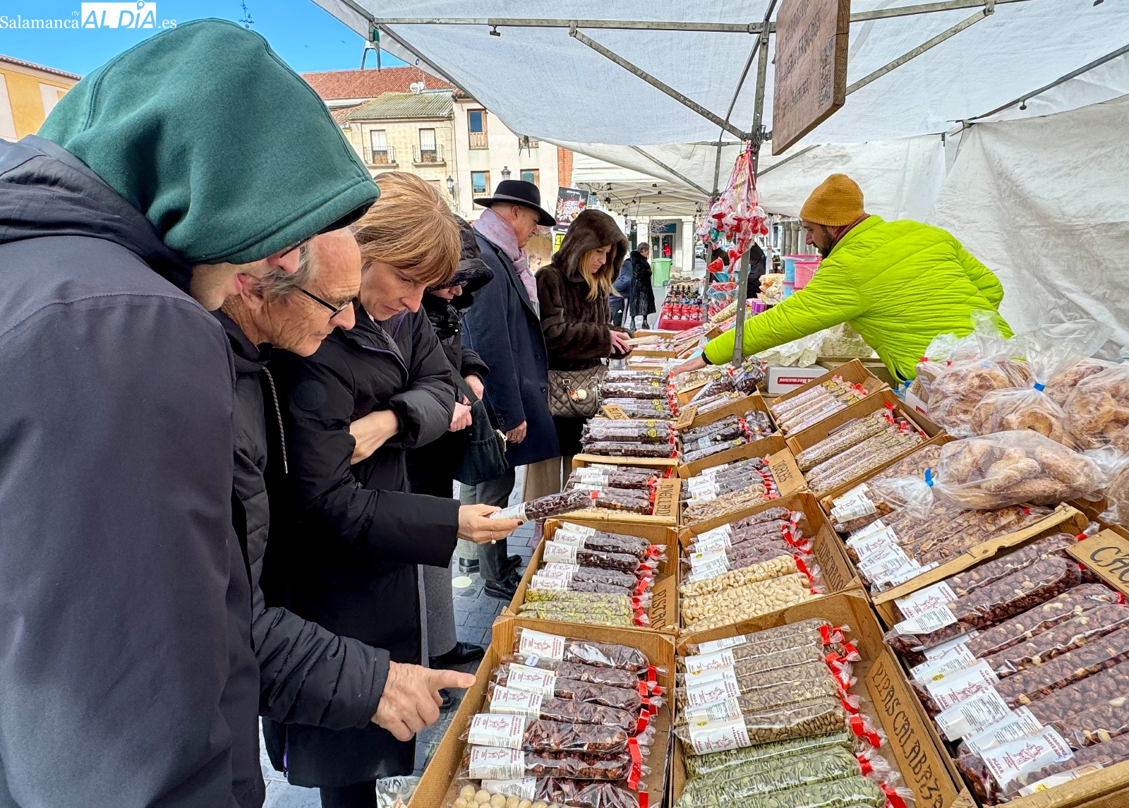La nieve y la continua llegada de visitantes dan la bienvenida al Mercado Navideño