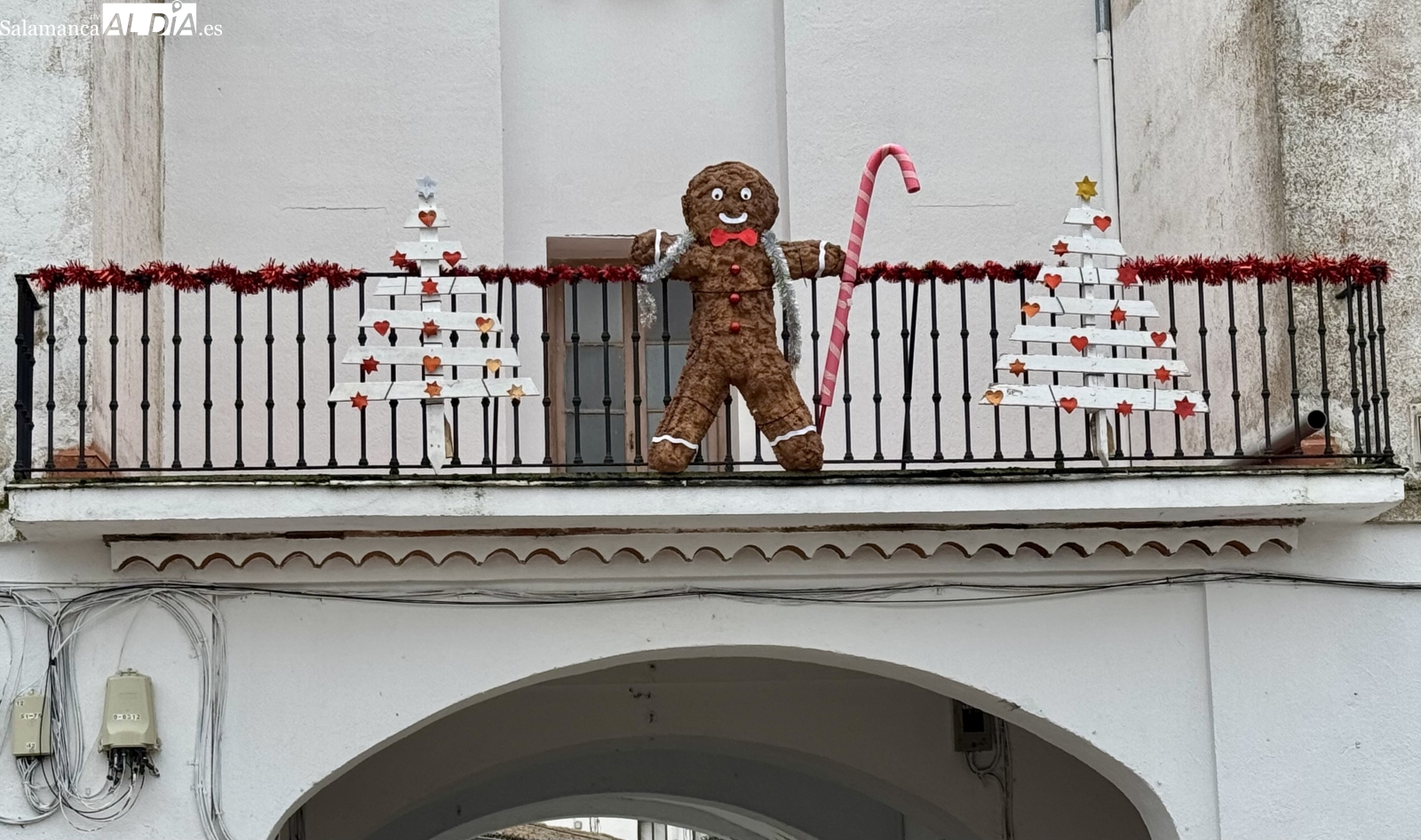 Acopedis decora la navidad en Peñaranda, en lugares como la Plaza Nueva, lugar sin luces festivas y con críticas al Ayuntamiento