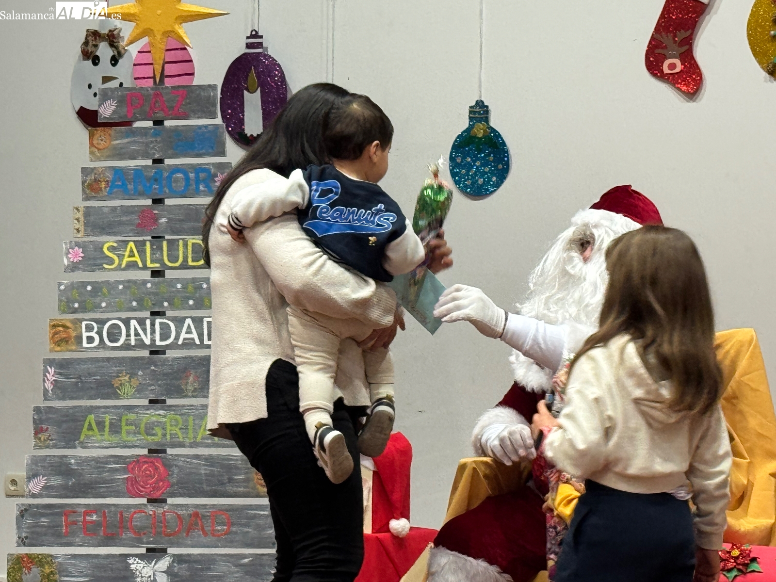 Papá Noel llega a Macotera repartiendo ilusión y caramelos