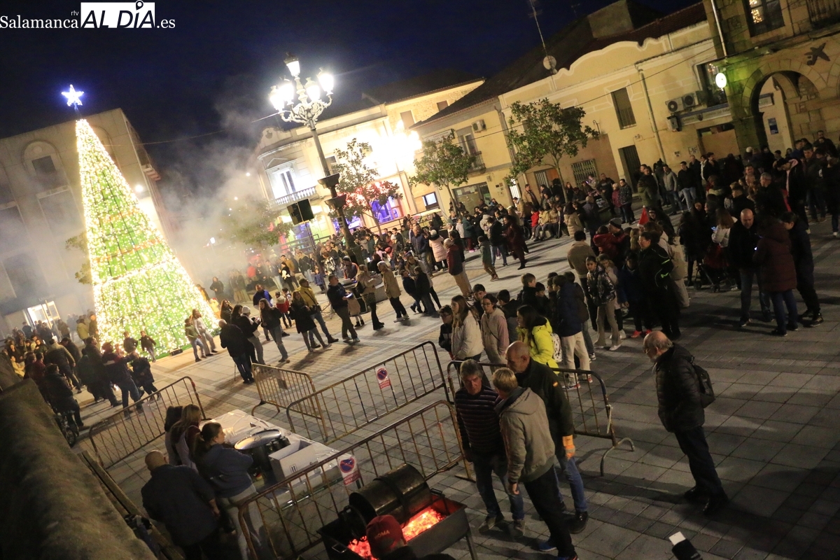 Vitigudino enciende su Navidad con 70 kilos de castañas y chocolate con bizcochos en la Plaza de España