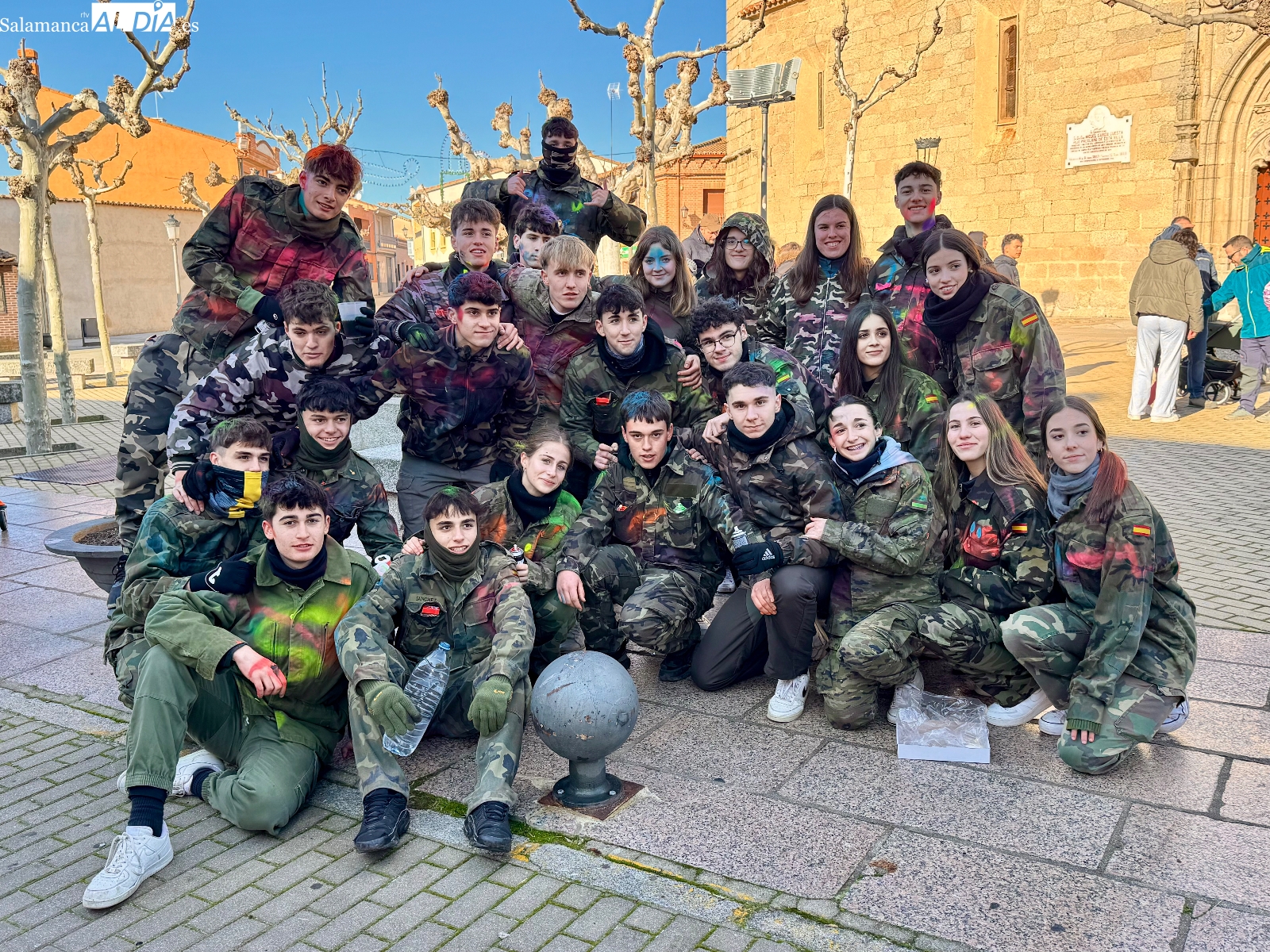 Los Quintos 26 de Macotera animan las calles en un intenso sábado que acabará con la pre-nochevieja