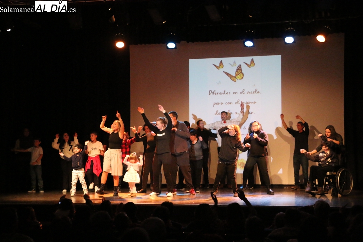 El público se suma con sus palmas a la gala ‘Visibles’ de Asprodes Vitigudino 