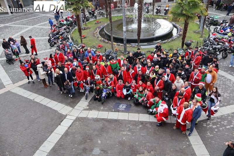 Decenas de motoristas llenan de ambiente navideño Alba de Tormes con la tradicional Papanoelada motera