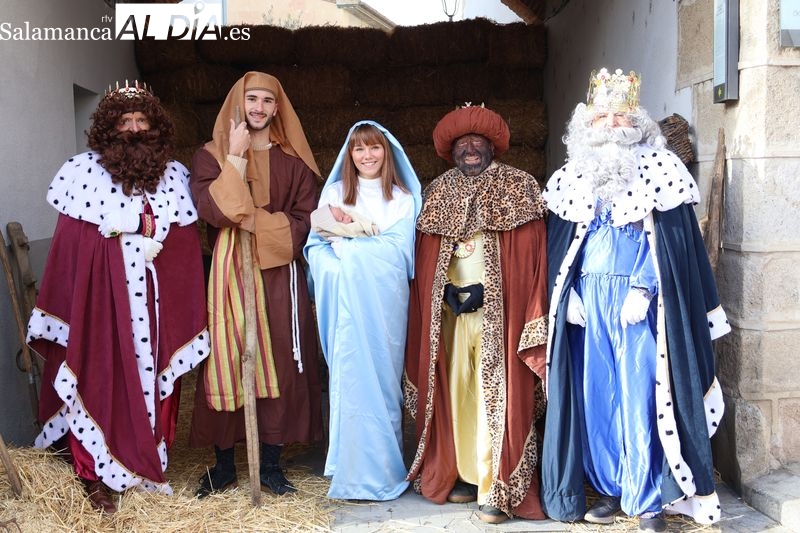 El Belén Viviente llena de tradición y ambiente navideño las calles de Alba de Tormes