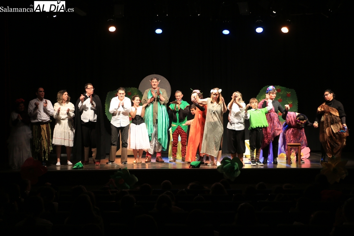 El taller de teatro inclusivo de Asprodes emociona y divierte a los alumnos del CEIP Manuel Moreno Blanco