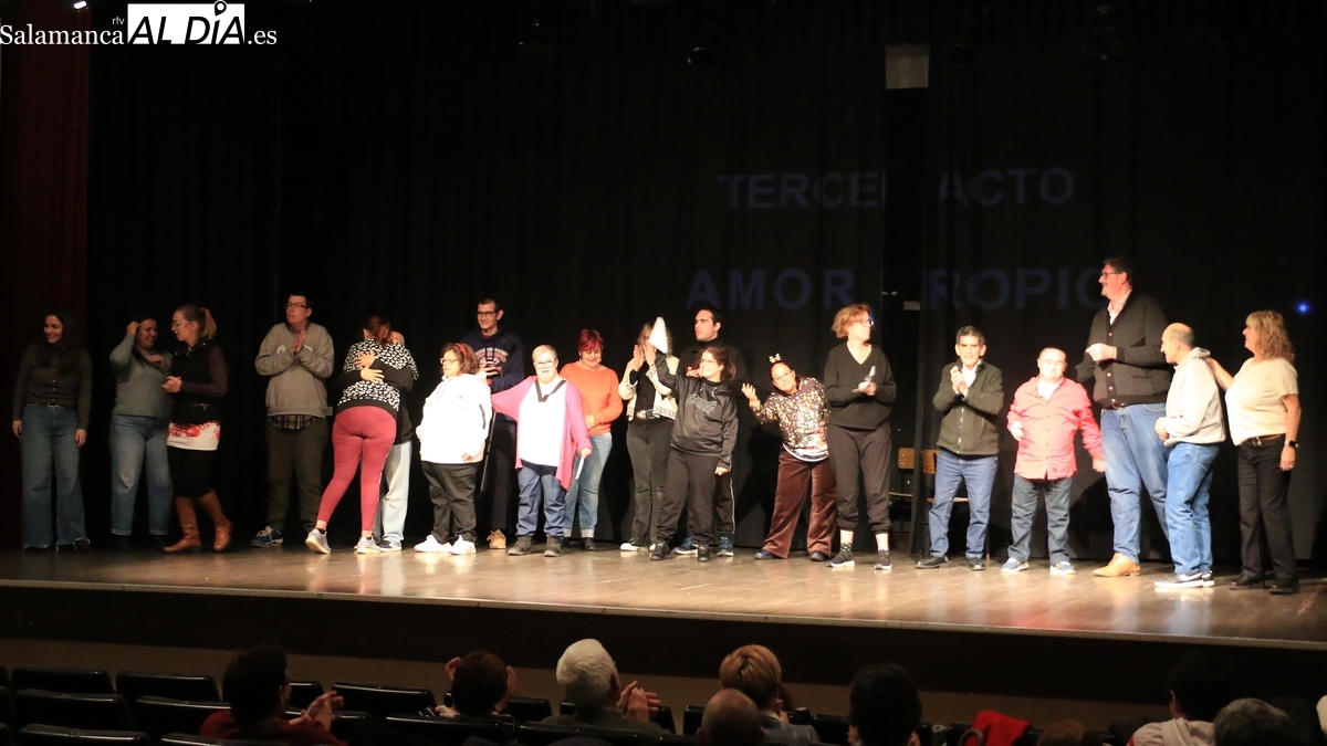 Usuarios de Asprodes reivindican en Vitigudino el derecho al amor con la obra ‘Capaces de amar’