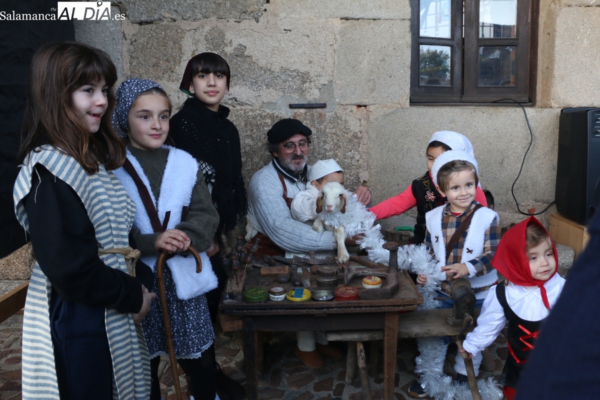 San Felices de los Gallegos recrea la Navidad con un emotivo belén viviente en la plaza de la Alhóndiga