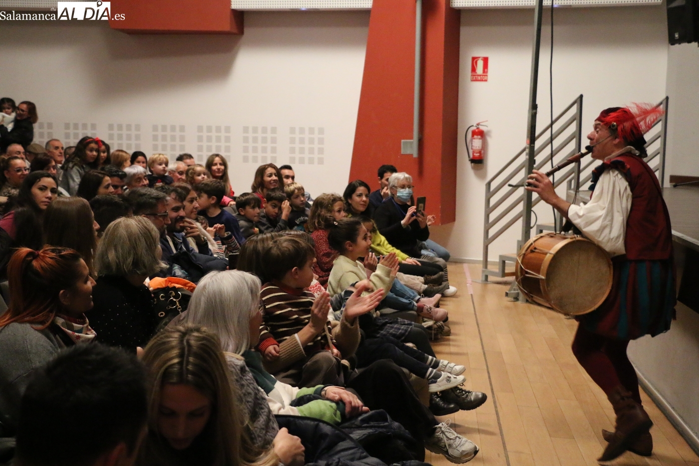 La magia y los cuentos de Crispín d’Olot inundan de ilusión navideña el Centro Cultural de Vitigudino