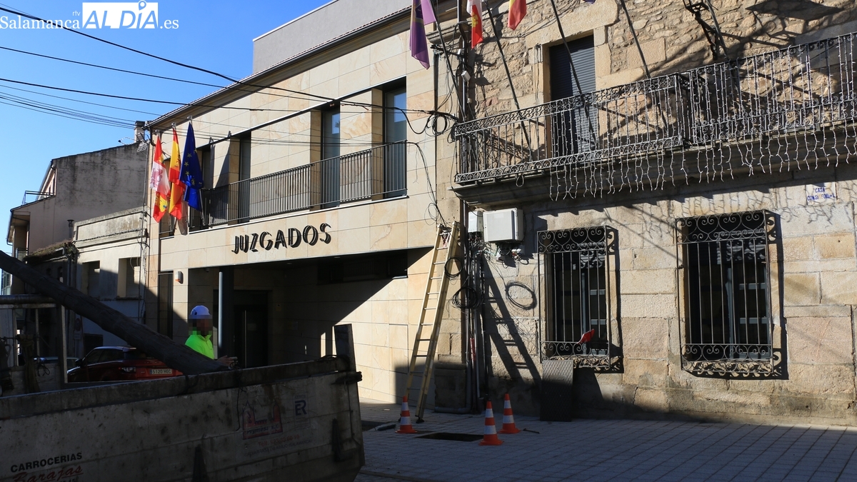 Tras años de espera, eliminado el poste que afeaba las fachadas del ayuntamiento y los Juzgados de Vitigudino