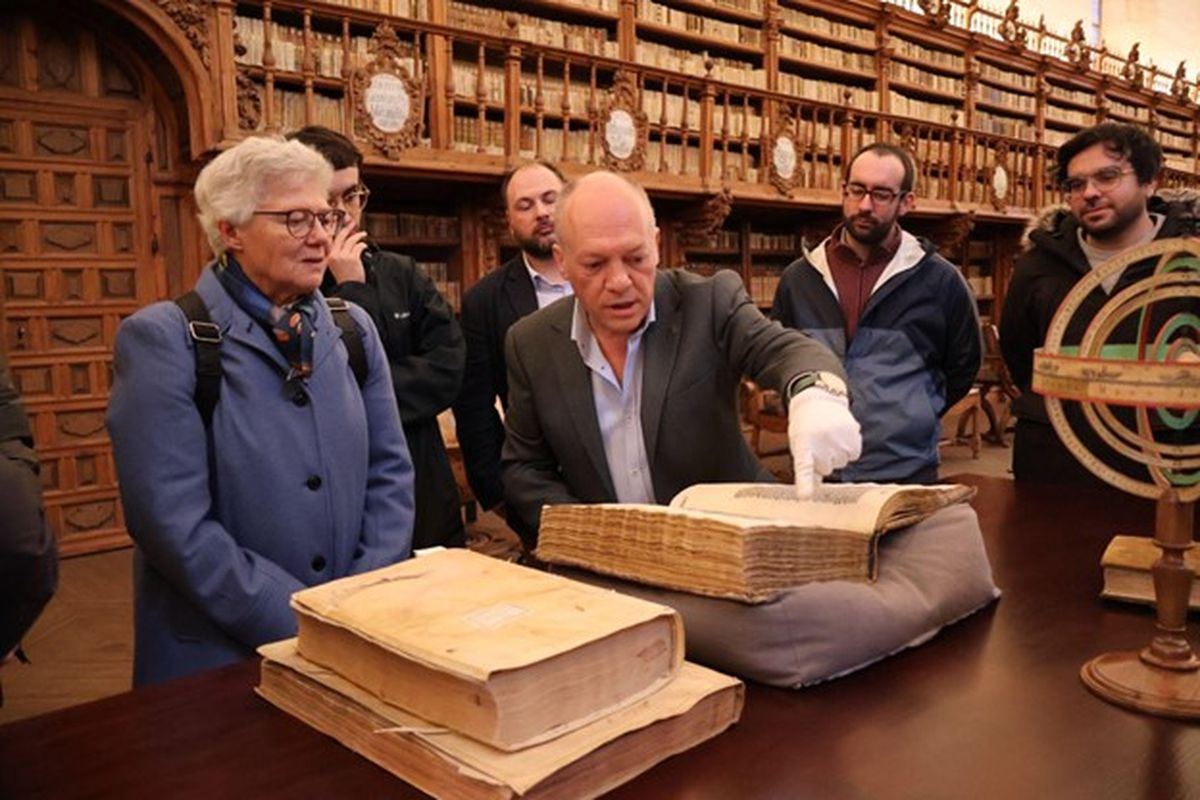 La Nobel de Física, Anne LHuillier, disfruta de la ciencia en su visita a la Universidad de Salamanca