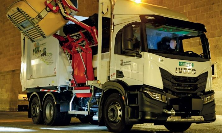 El turno de noche del servicio de limpieza: así se gestiona la recogida de basura y el baldeo del centro mientras Salamanca duerme