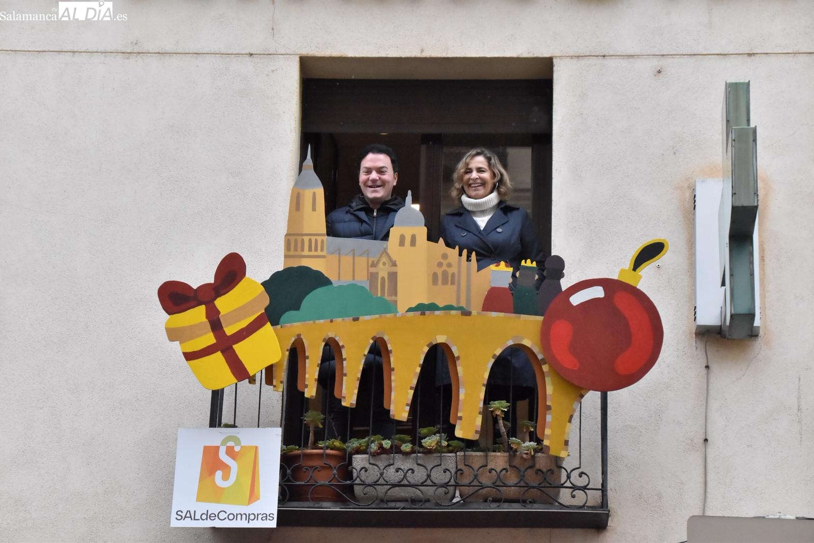 La calle Rúa estrena siete balcones decorados por alumnos de Bellas Artes