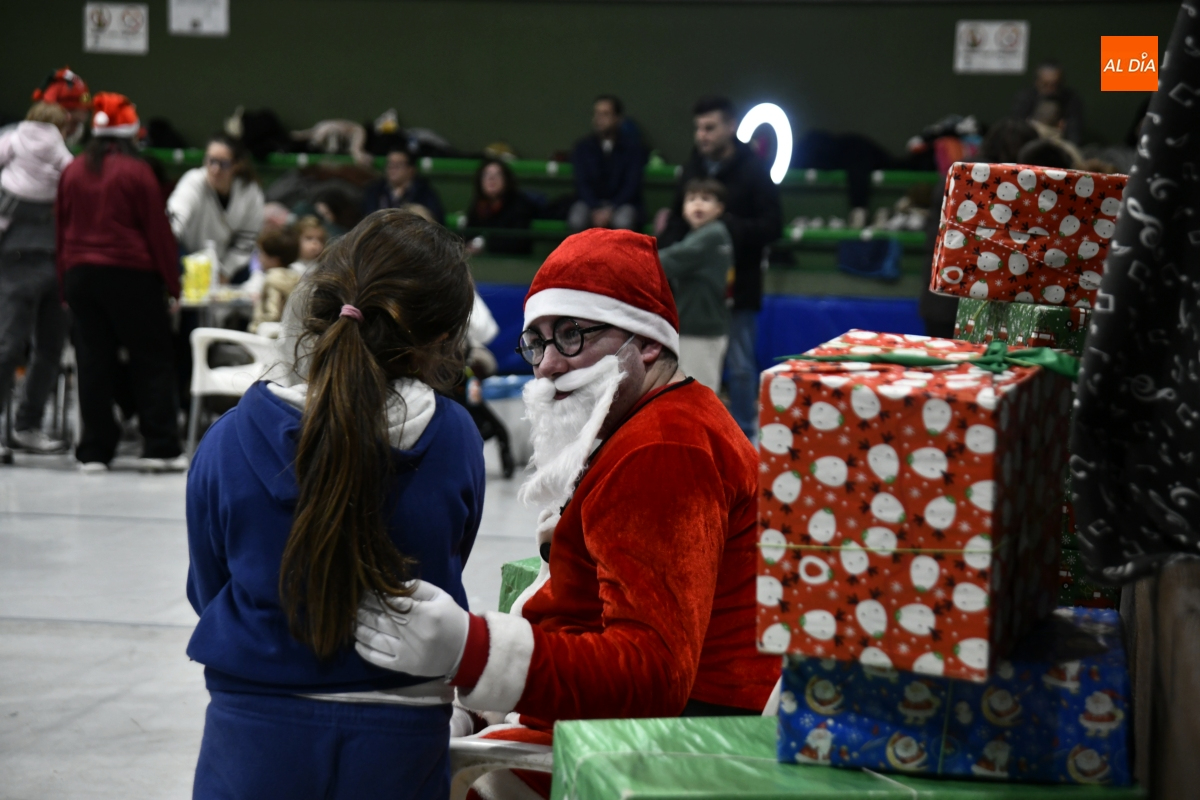 La visita de Papá Noel a Navilandia sorprende y emociona a pequeños y mayores