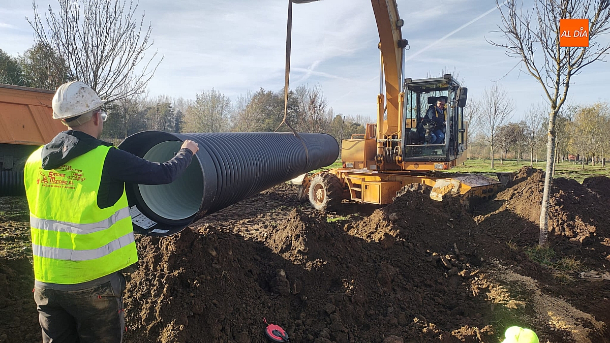 Continúan a buen ritmo las obras del colector en la alameda de La Moretona
