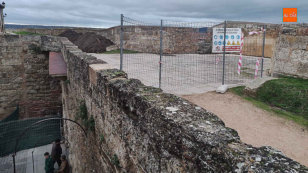 Corte temporal del adarve entre las Puertas de Amayuelas y del Registro por las obras de recuperación de la muralla