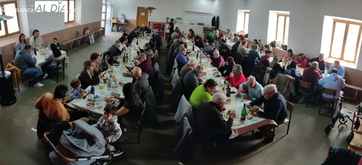 Los vecinos de Peralejos de Abajo inician la Navidad con una comida de hermandad y baile