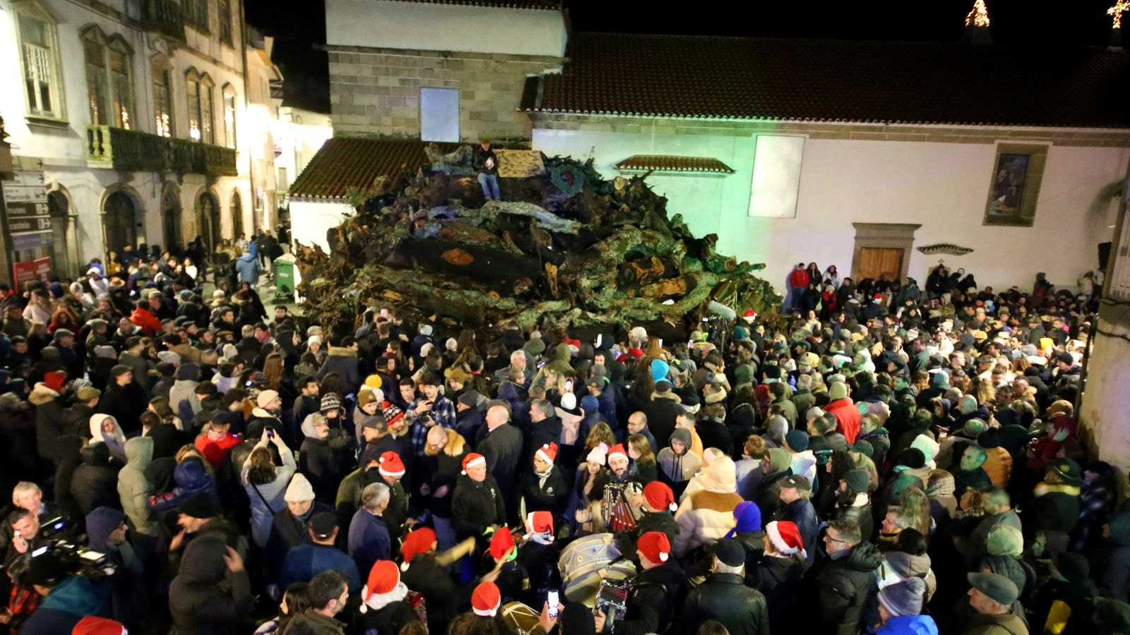 Arde la tradición y llegan las campanadas a Vila Madeiro