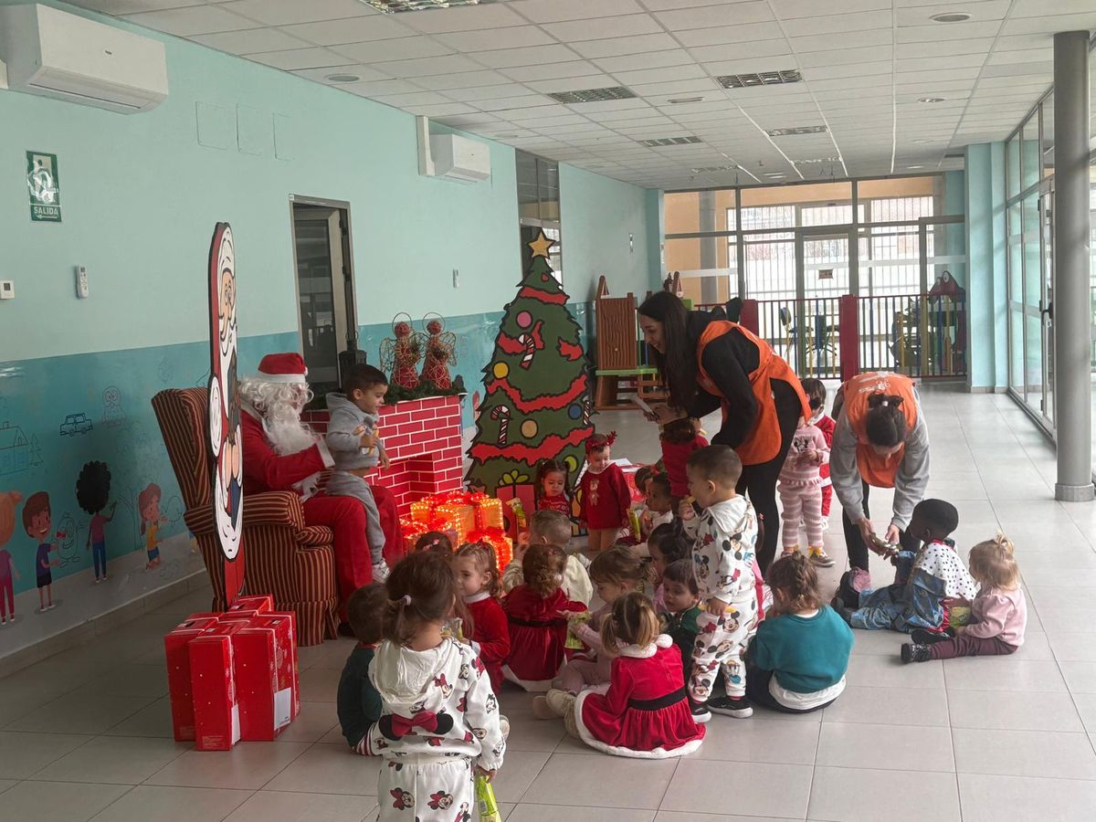 FOTOS | Los alumnos de la Escuela Infantil de Santa Marta reciben la visita de Papá Noel