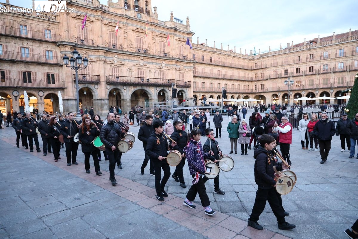 VÍDEO Y FOTOS | La tradición de El Pujo revive en el centro de Salamanca con un pasacalles de la Escuela de Música