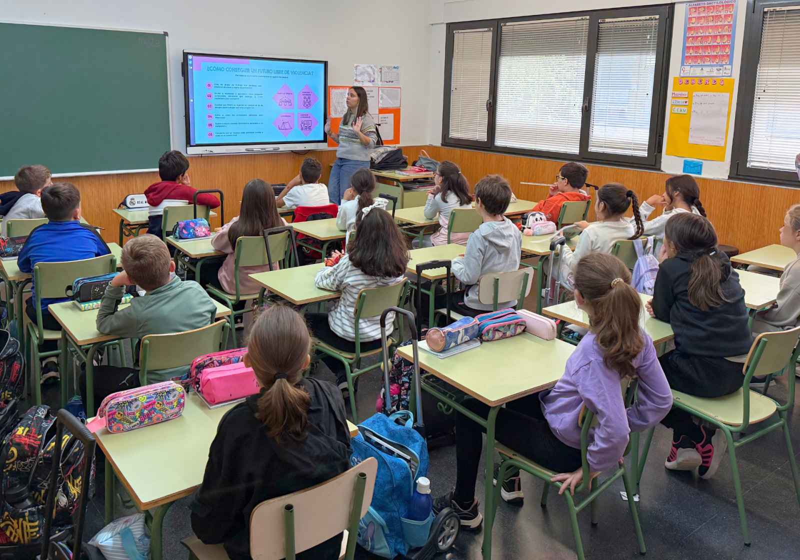 Más de 300 escolares de Villamayor se forman contra la violencia en las aulas