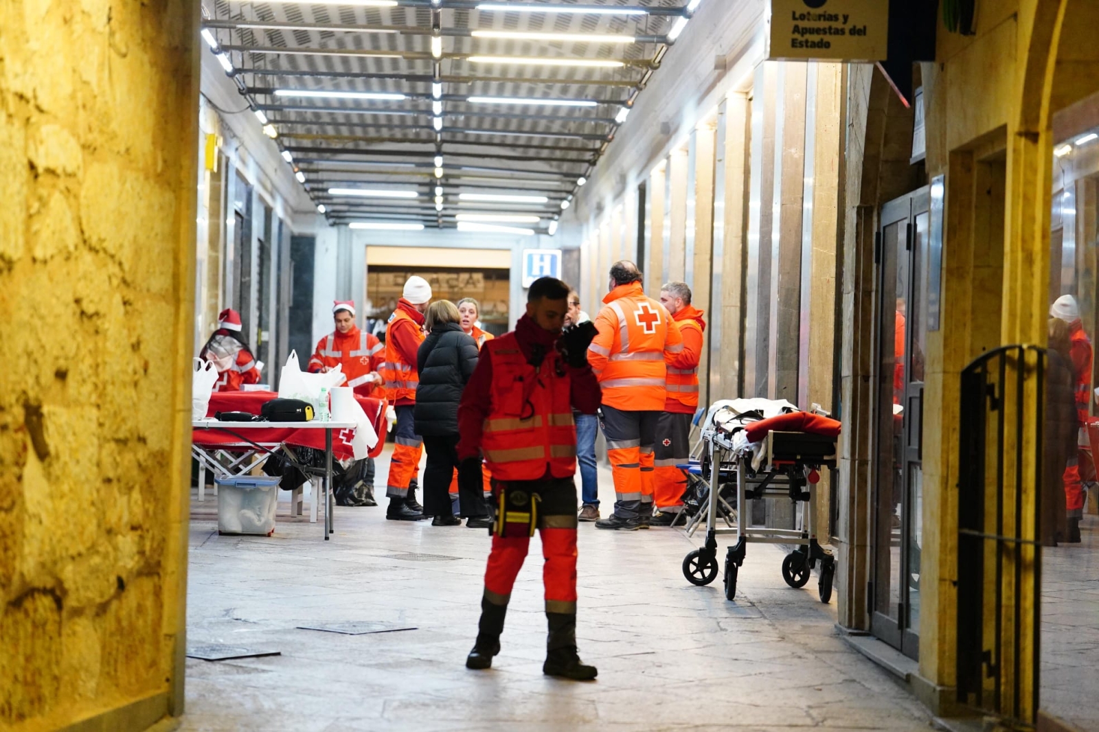 Solo tres atenciones sanitarias leves en la Plaza Mayor, pero más en el Mega Cotillón del Multiusos de la Nochevieja Universitaria