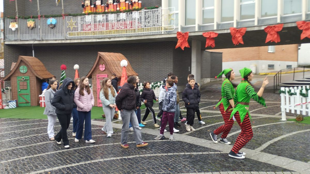 Alumnos del Carmen Martín Gaite se convierten en elfos tras superar un escape room en la Villa Navideña de Santa Marta