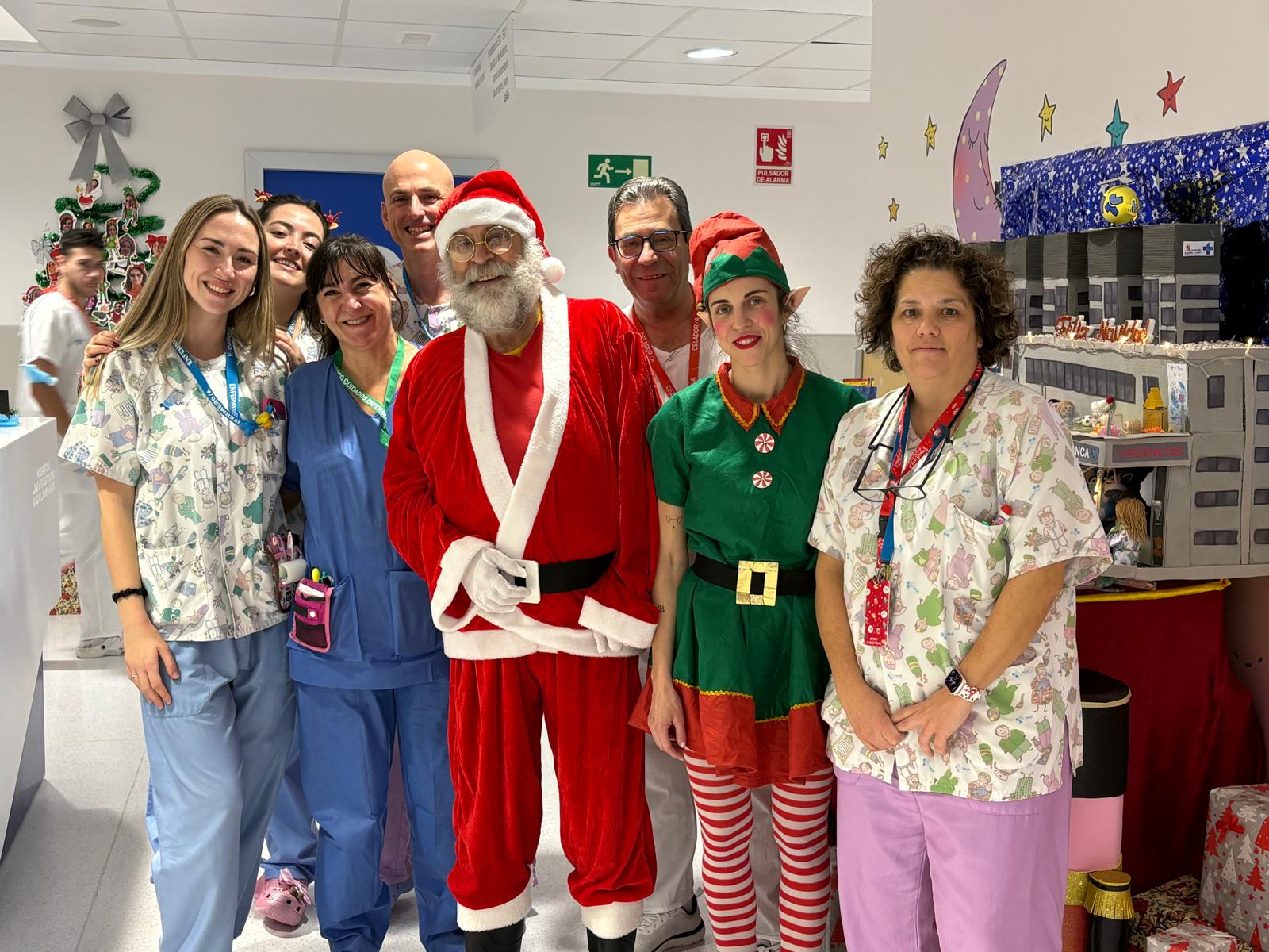 Papá Noel y su elfa llevan la ilusión navideña a los niños ingresados en el Hospital de Salamanca
