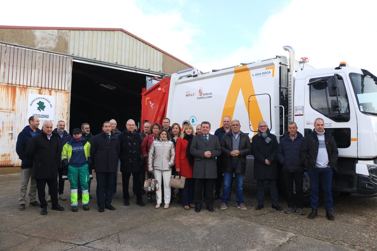 El consejero de Presidencia entrega a la Mancomunidad de Vitigudino un nuevo camión para la recogida de basura