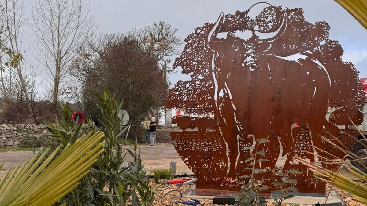 Villavieja de Yeltes rinde homenaje al toro bravo con la escultura Guardián de la dehesa