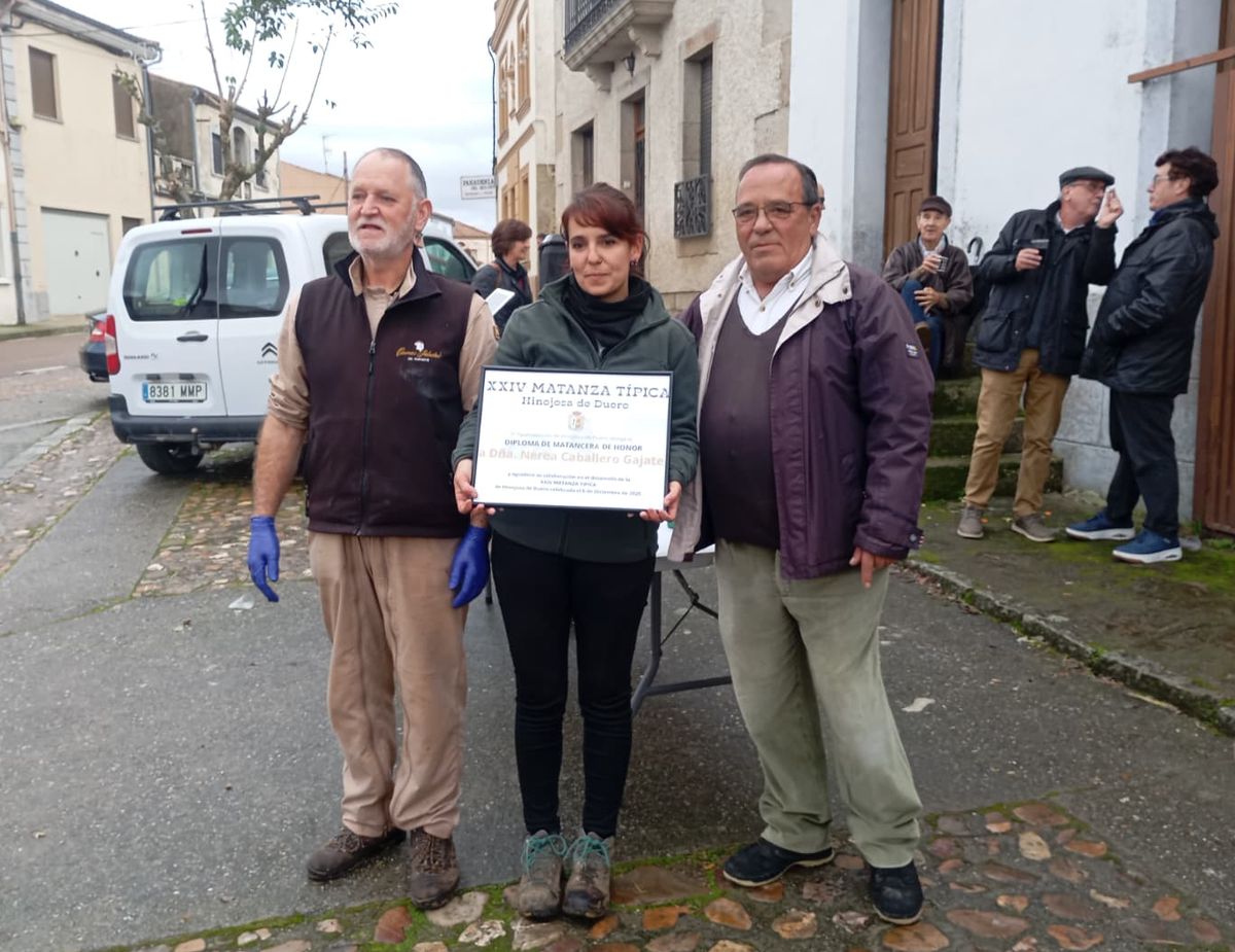 Nerea Caballero Gajate ejerce de Matancera de Honor en la XXIV Matanza Típica de Hinojosa de Duero