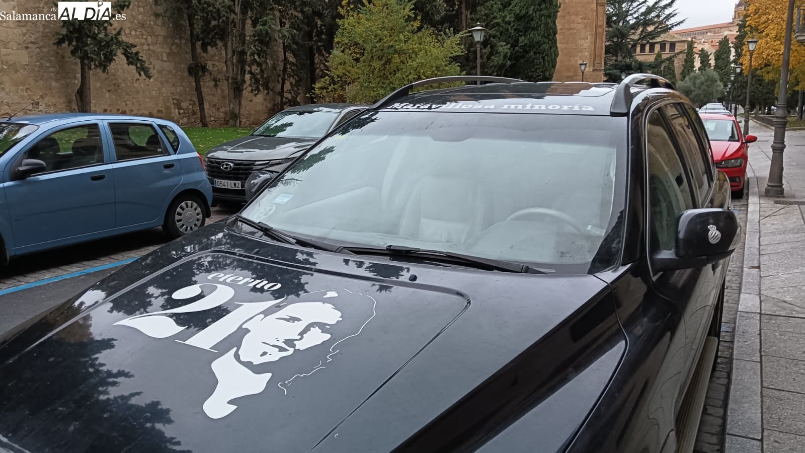 Un coche en homenaje a Dani Jarque, exjugador del Espanyol que falleció en 2009, sorprende en las calles de Salamanca