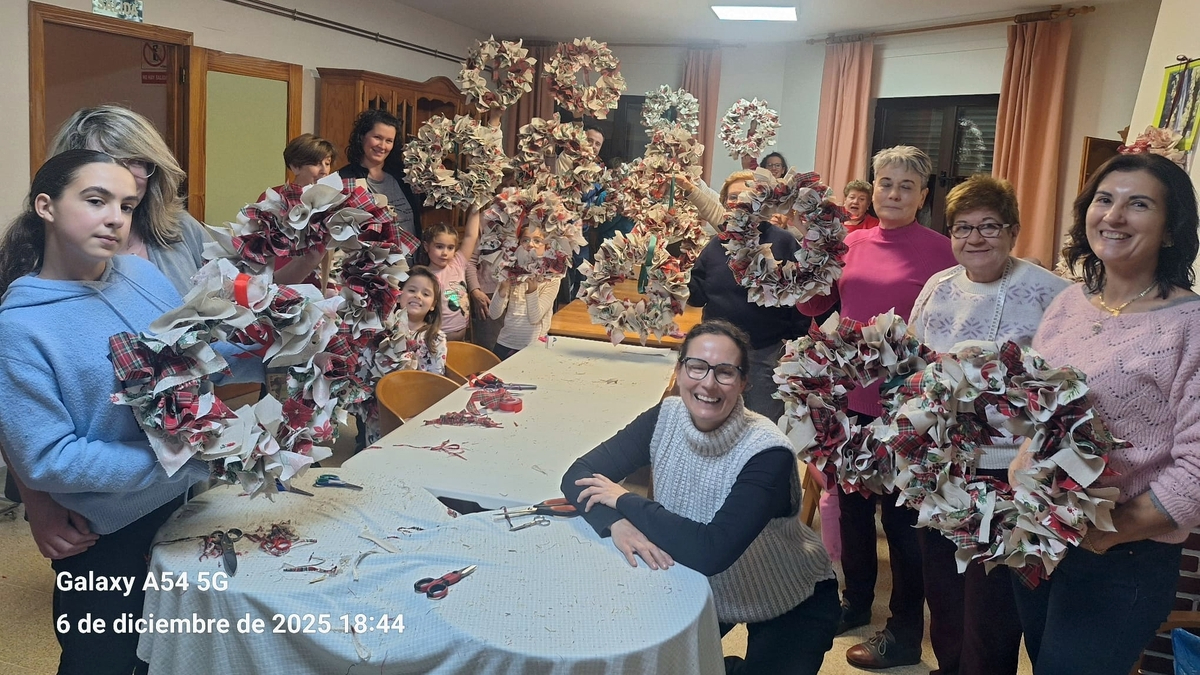 Almendra da la bienvenida a la Navidad con un participativo taller de coronas