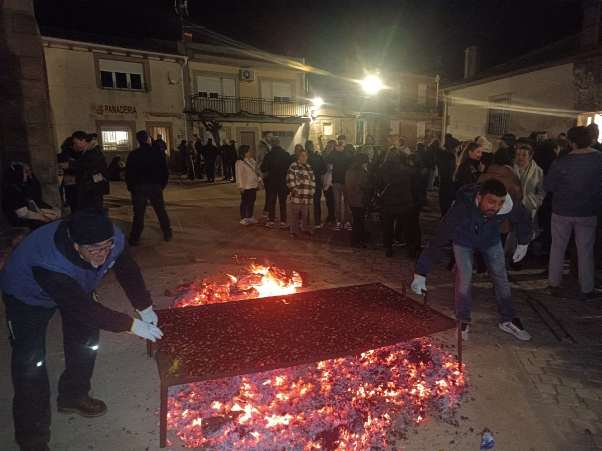 Castañas, música y gran ambiente en Vilvestre para dar la bienvenida a la Navidad